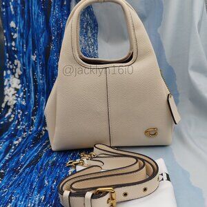 🐽🐽Coach Lana Shoulder Bag 23